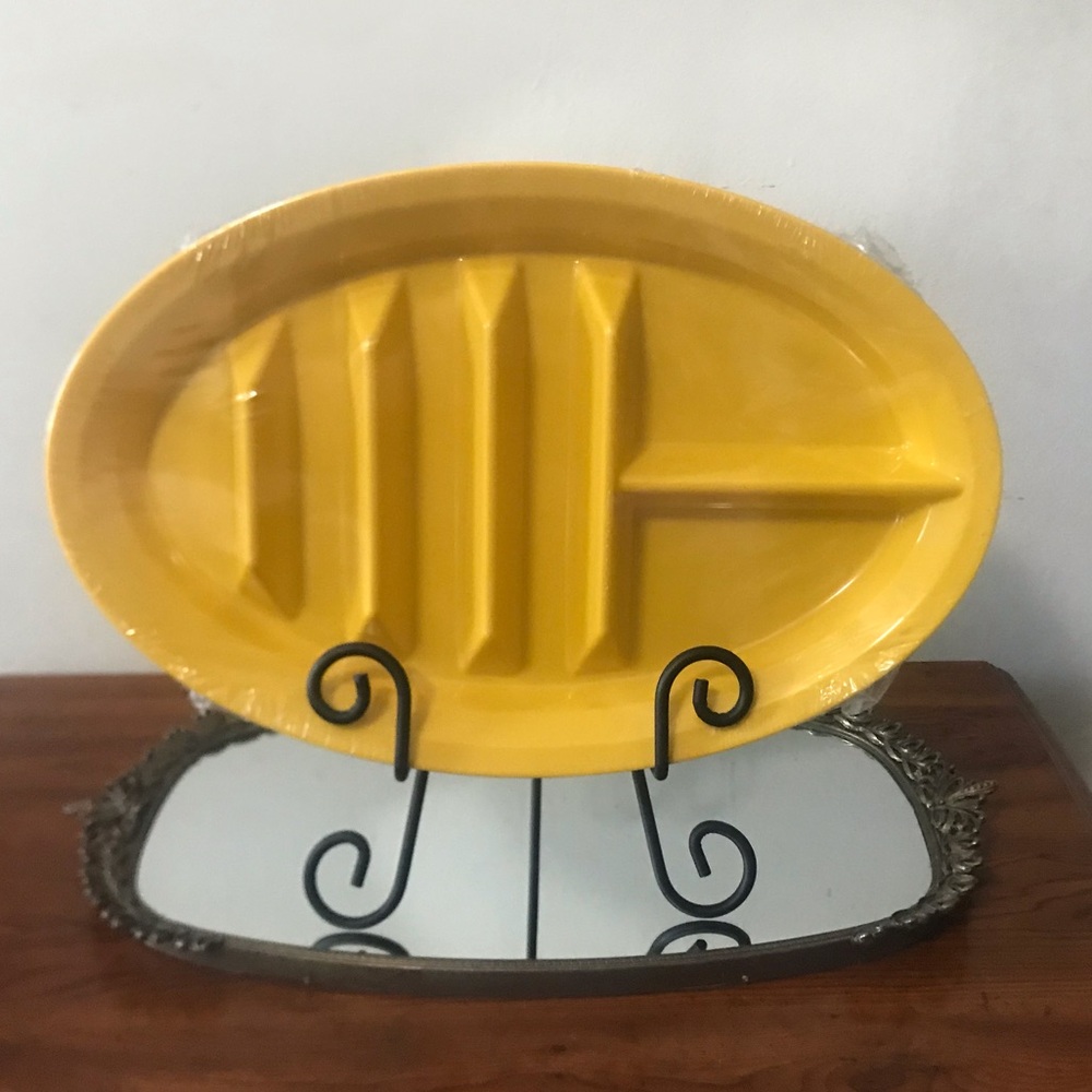 ✔️NWOT Yellow Plastic Divided Serving Plates 🌮